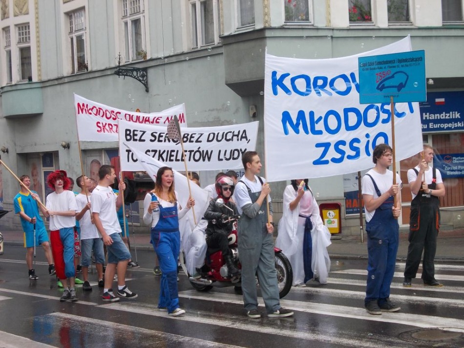 Kolorowo przed ratuszem - foto
