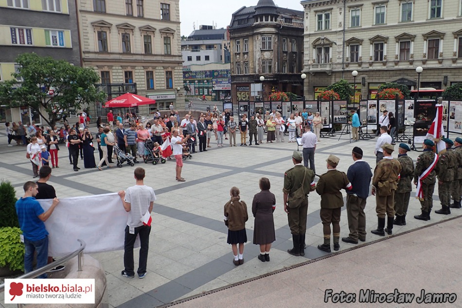 Pamiętali o godzinie ?W? - foto