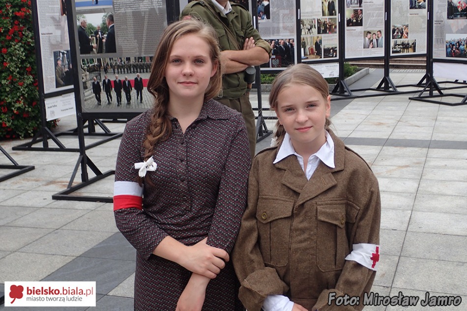 Pamiętali o godzinie ?W? - foto