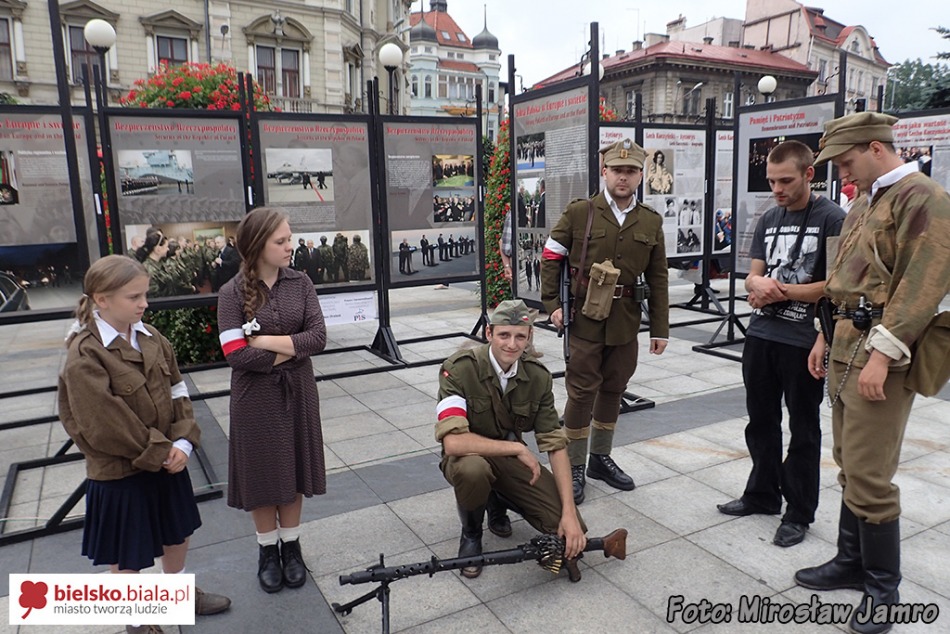 Pamiętali o godzinie ?W? - foto
