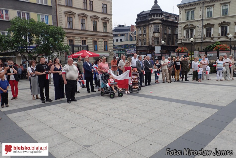 Pamiętali o godzinie ?W? - foto