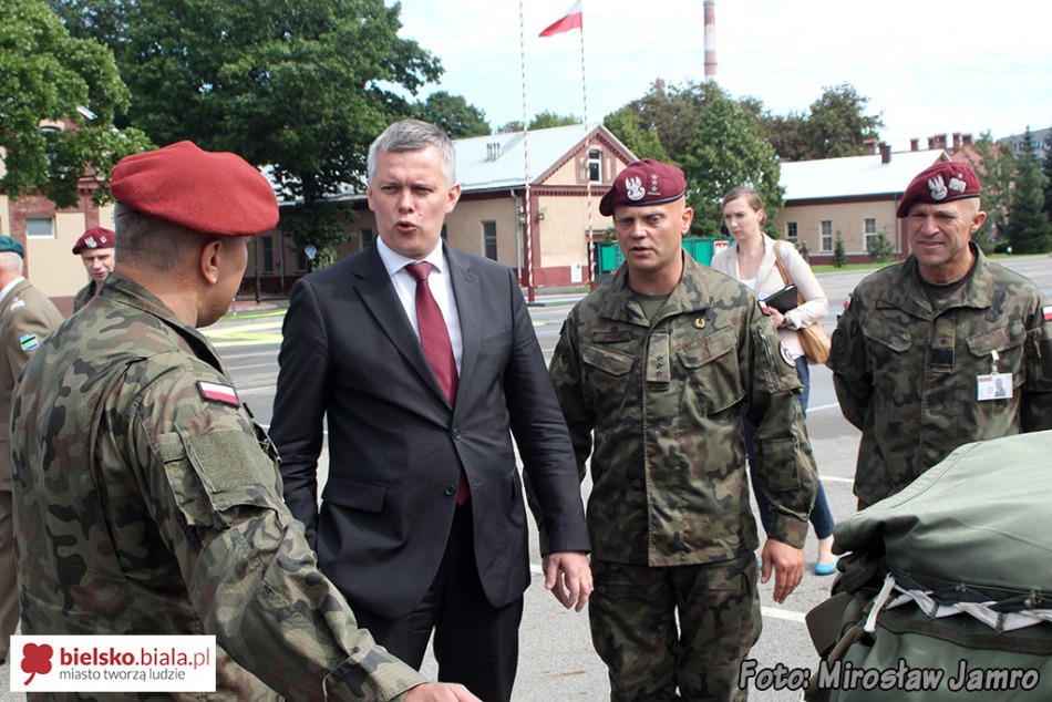 Minister odwiedził spadochroniarzy - foto