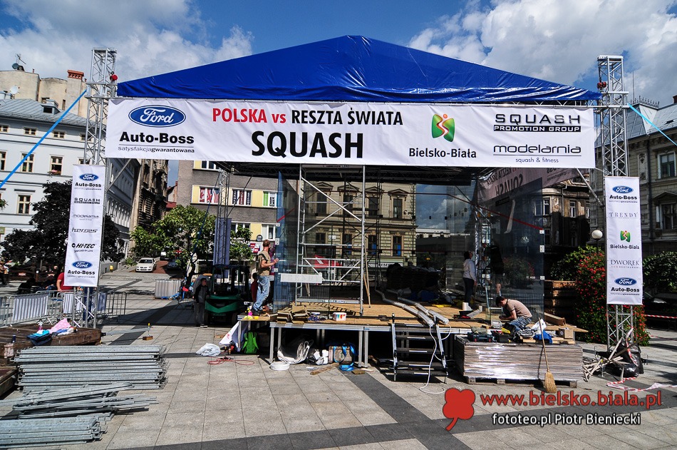 Szklany kort już stoi na placu
