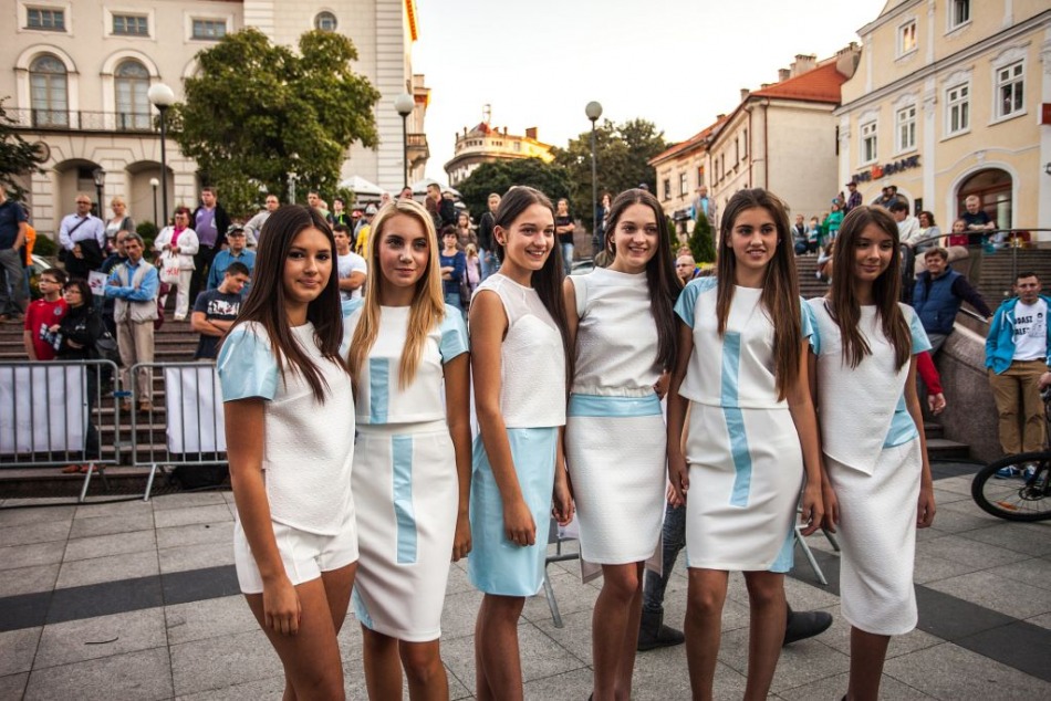 Szybka piłka w szklanym pudle
