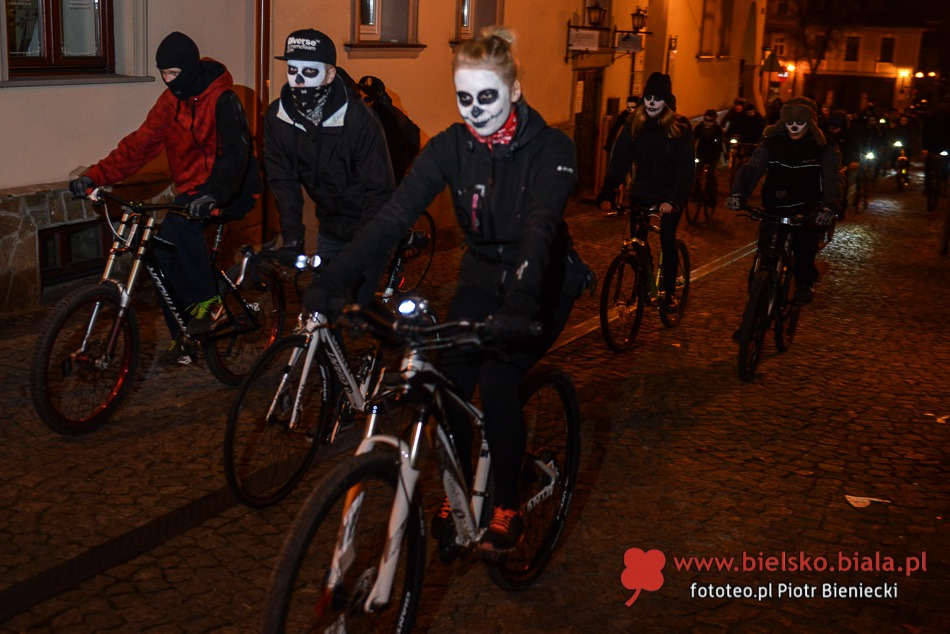 Upiorny korowód rowerzystów