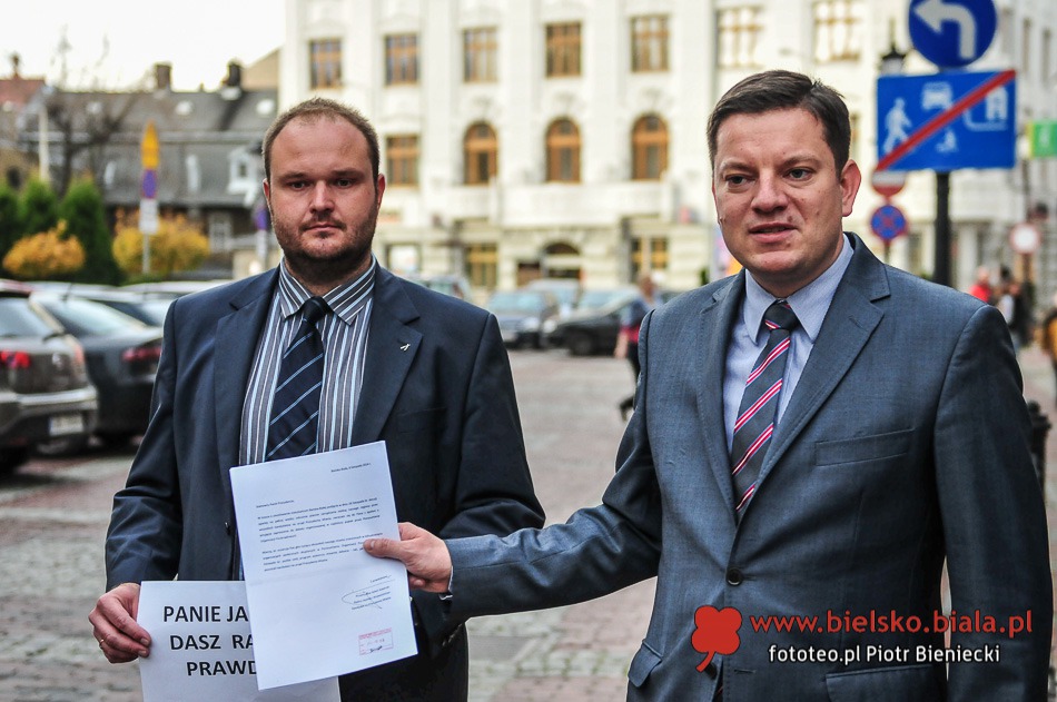 Apel pod oknami ratusza - foto