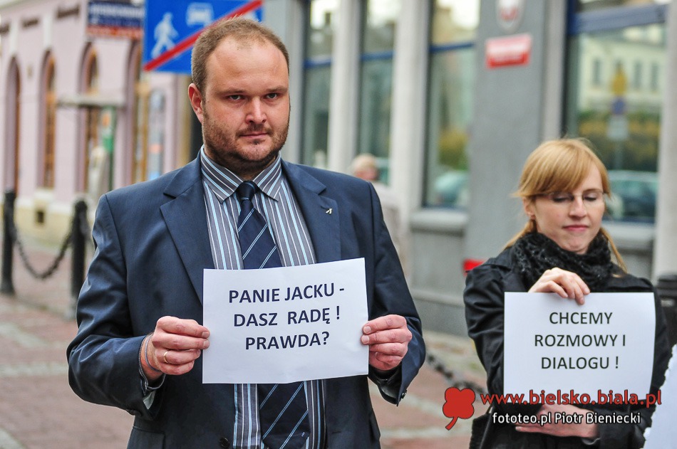 Apel pod oknami ratusza - foto