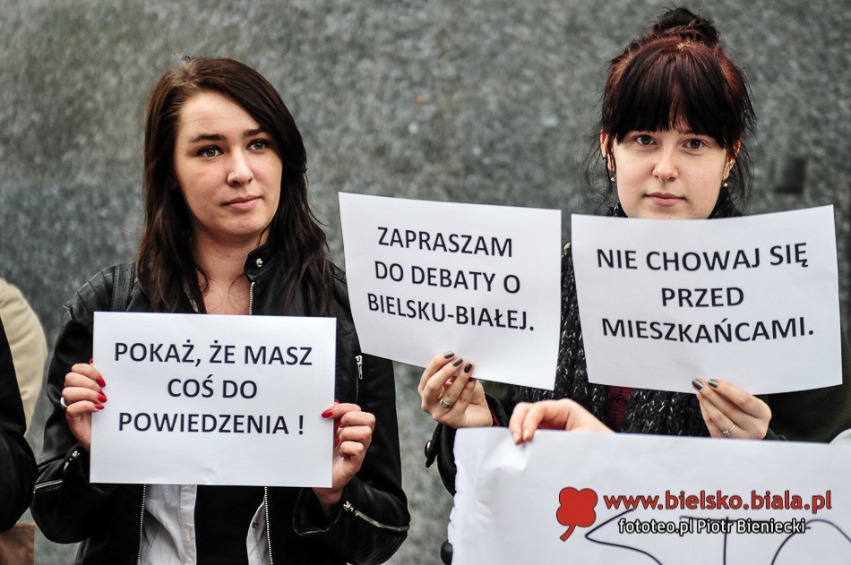 Apel pod oknami ratusza - foto