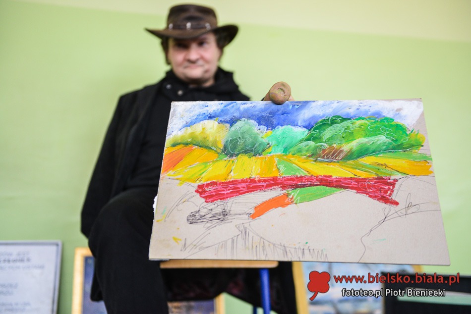 Maluje nogami i ustami - galeria