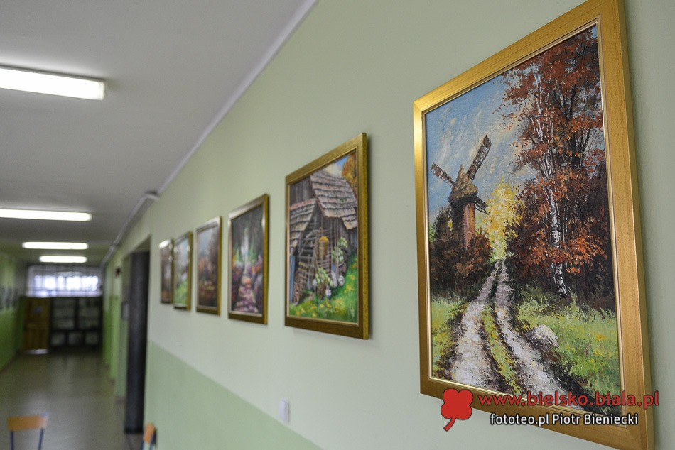 Maluje nogami i ustami - galeria