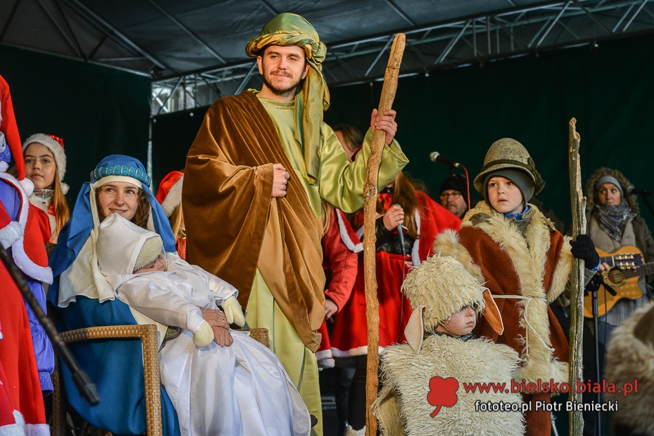 Orszak połączył miasto