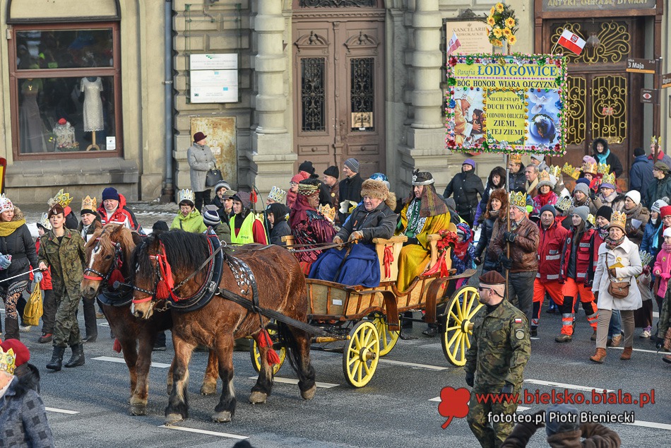 Orszak połączył miasto