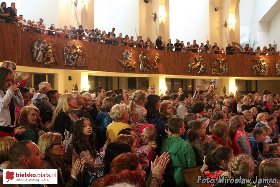 Tłum parafian na festynie - foto