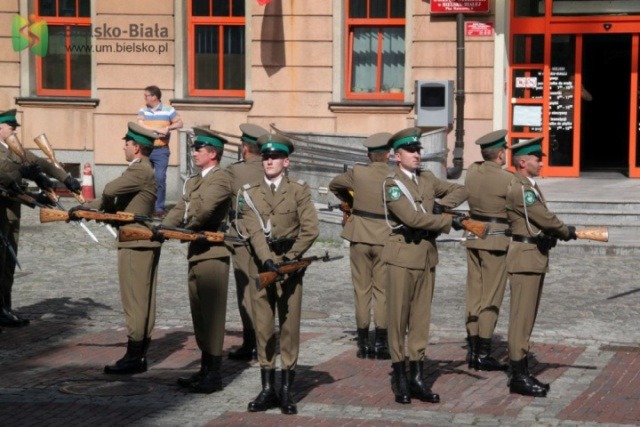 Zbójnicki przed bielskim ratuszem