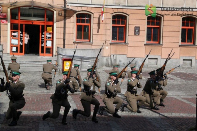 Zbójnicki przed bielskim ratuszem