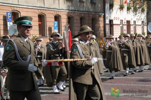 Zbójnicki przed bielskim ratuszem