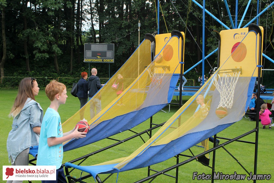 Piknik z czekami na 18 tys. USD - foto