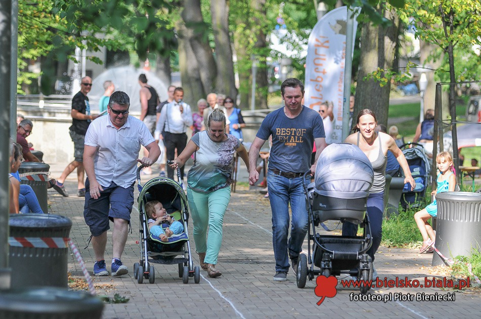 Wyścigi wózków z dziećmi - galeria