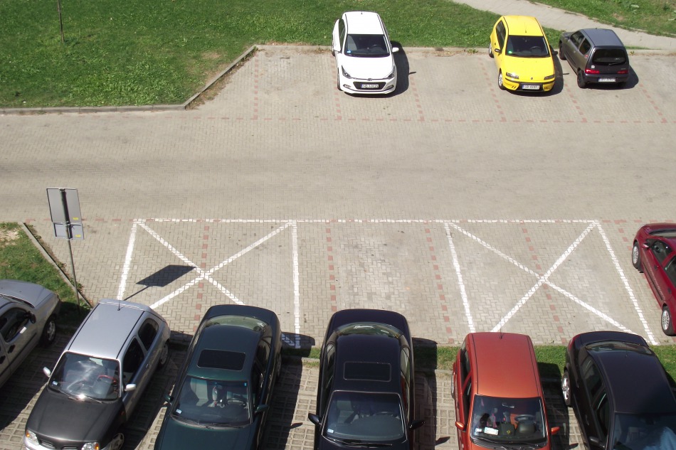 Walka o miejsca parkingowe - foto