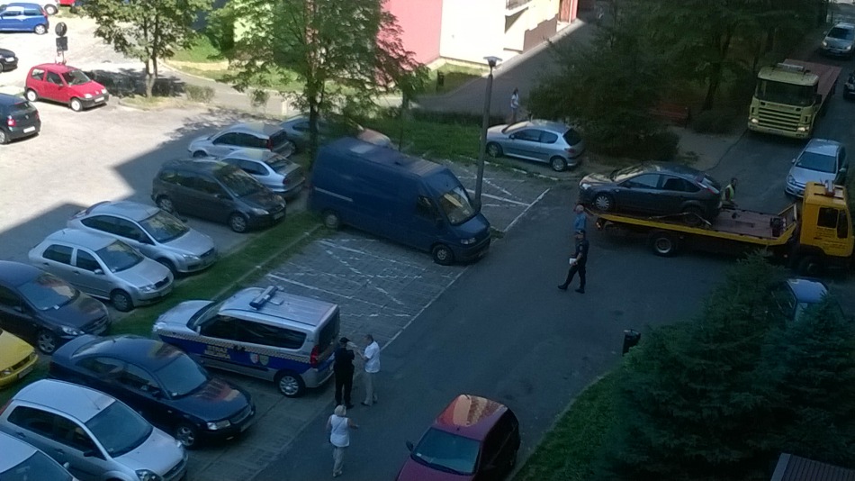 Walka o miejsca parkingowe - foto