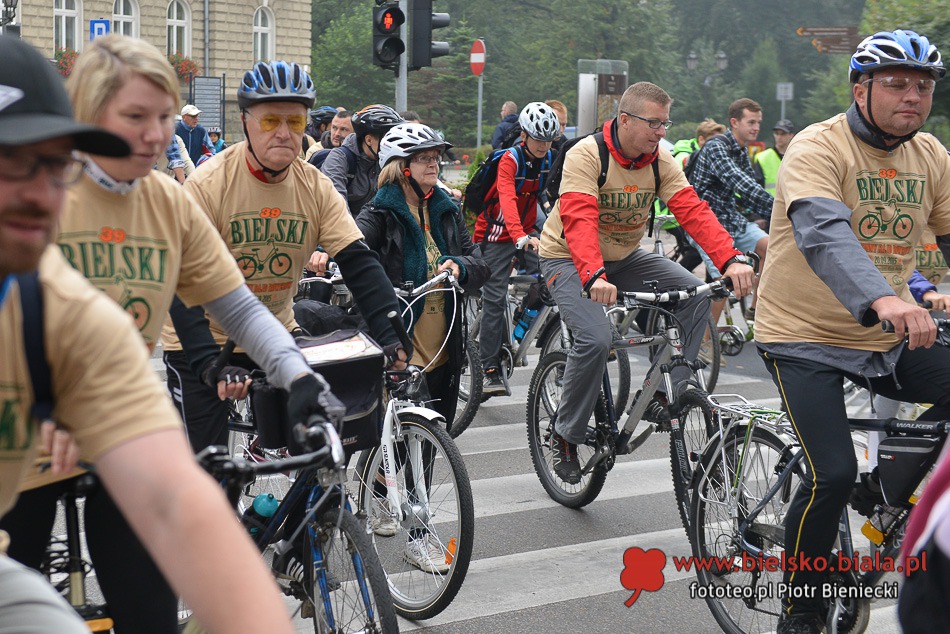 Ruszył tłum sprzed ratusza - foto