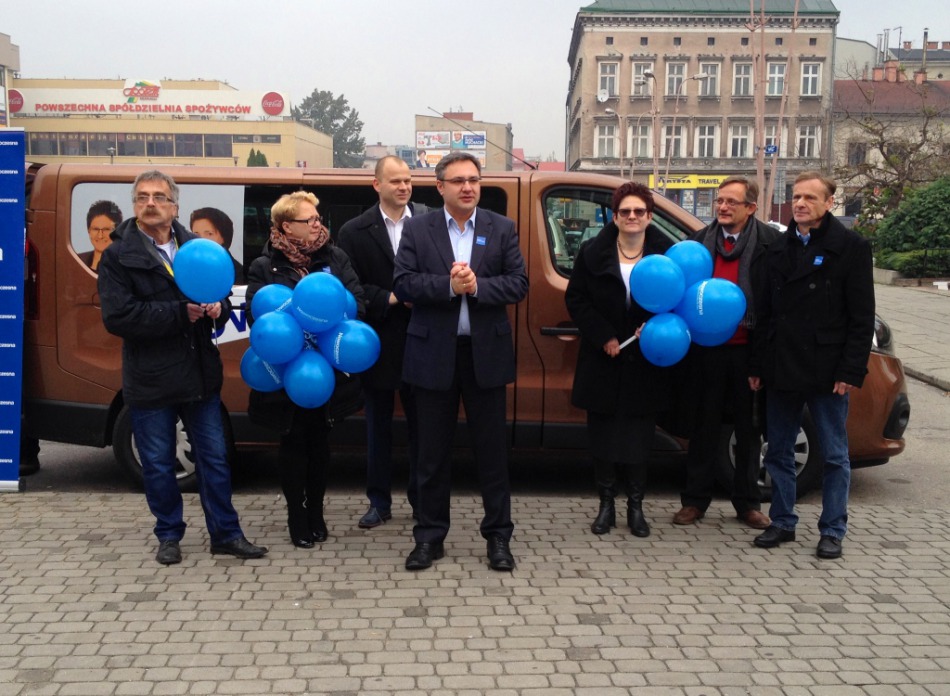Nowoczesny bus bez głównego lidera - foto