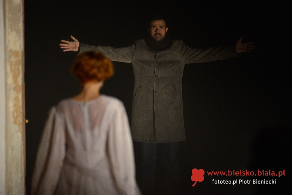 Teatr na cmentarzu