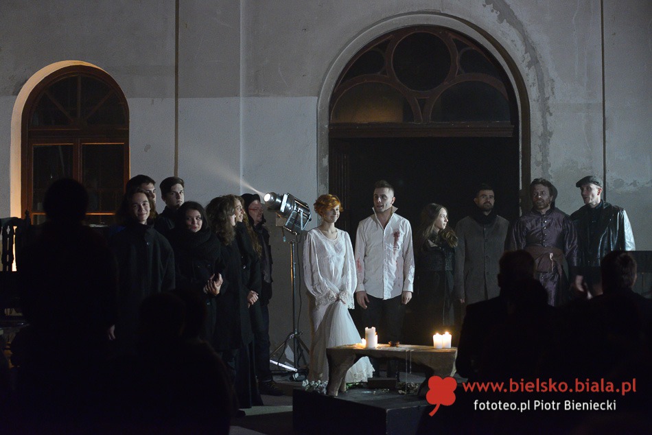 Teatr na cmentarzu