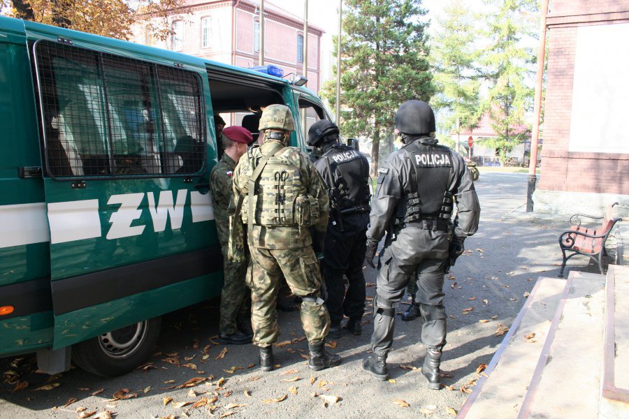 Odparli atak na koszary - foto