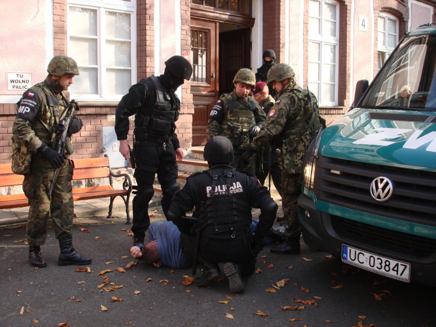 Odparli atak na koszary - foto