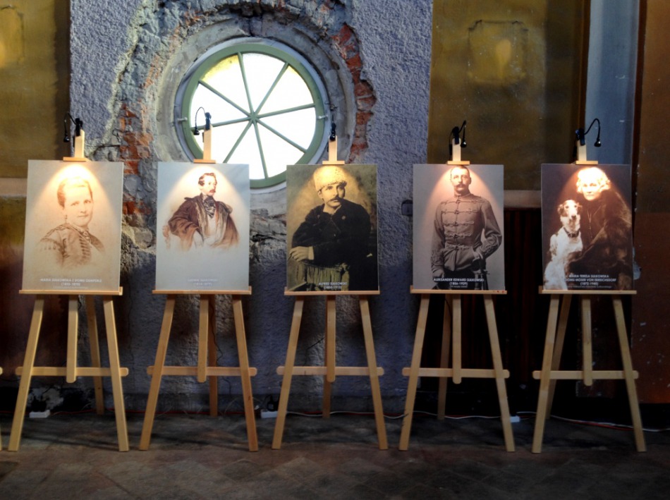 Zaduszna atrakcja na zamku - foto