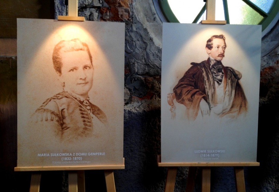 Zaduszna atrakcja na zamku - foto