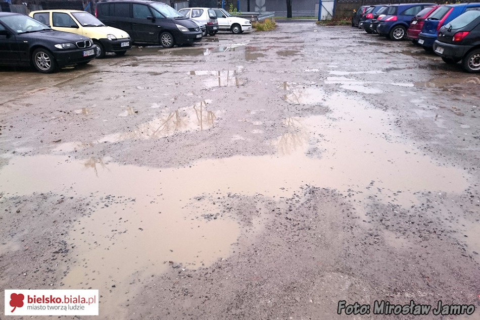 Dziurawy parking dla pracowników - foto