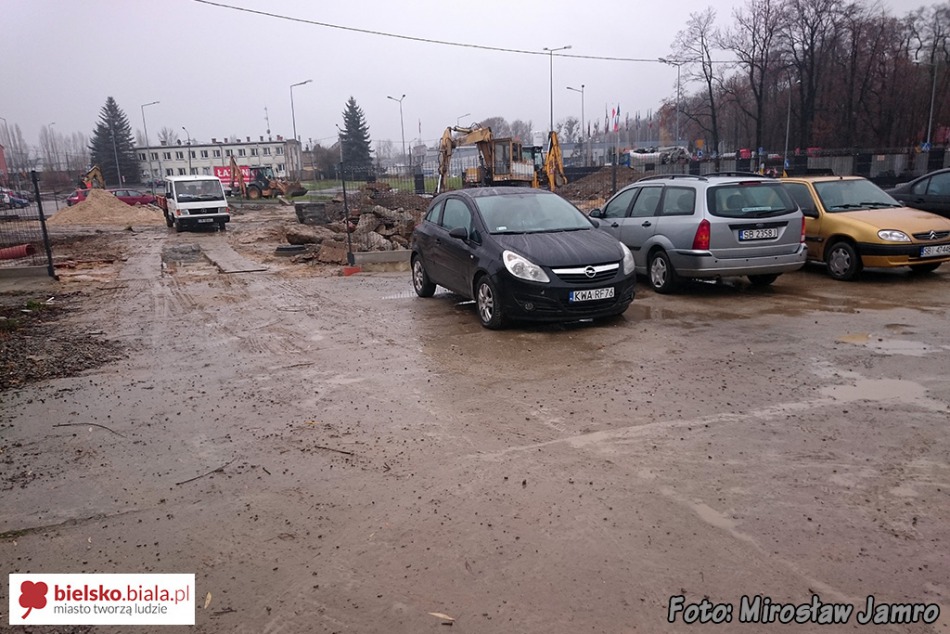 Dziurawy parking dla pracowników - foto