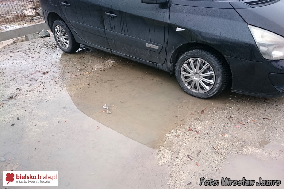 Dziurawy parking dla pracowników - foto