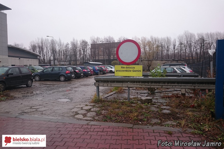 Dziurawy parking dla pracowników - foto