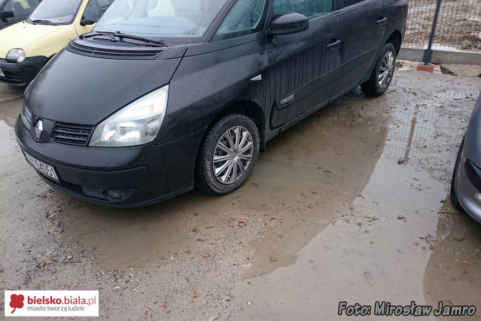 Dziurawy parking dla pracowników - foto
