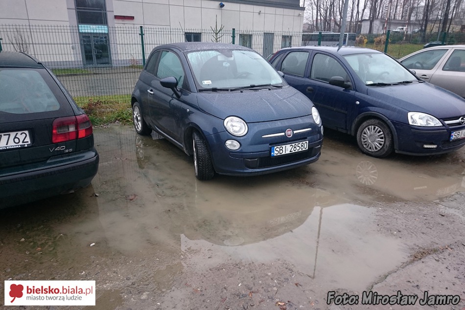 Dziurawy parking dla pracowników - foto