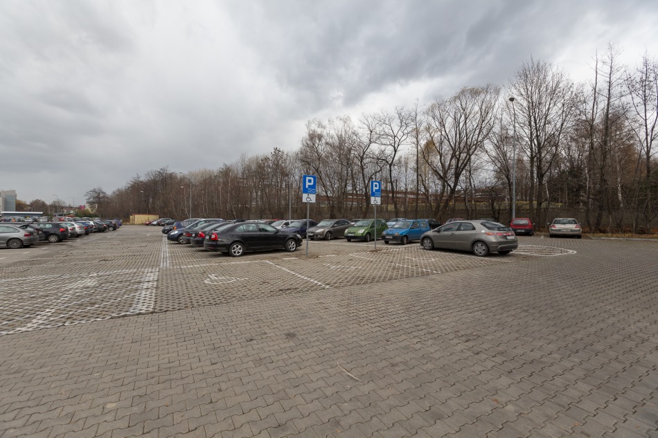 Są dwa parkingi dla pracowników