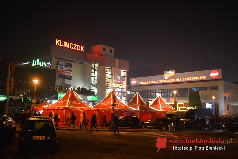 W długiej kolejce po Coca-Colę - galeria