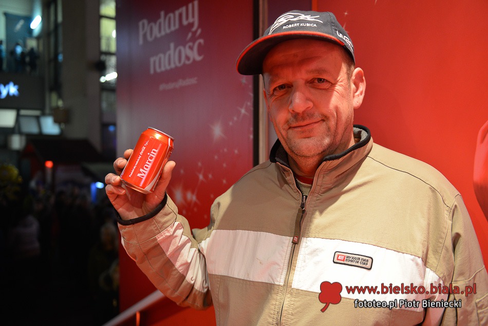 W długiej kolejce po Coca-Colę - galeria