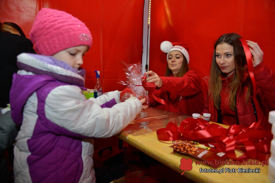 W długiej kolejce po Coca-Colę - galeria