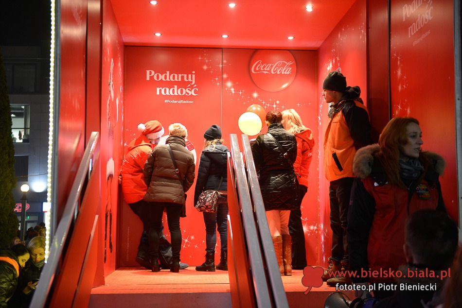W długiej kolejce po Coca-Colę - galeria