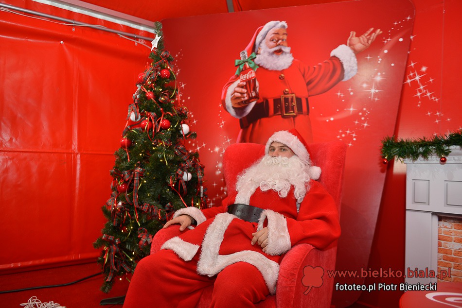 W długiej kolejce po Coca-Colę - galeria