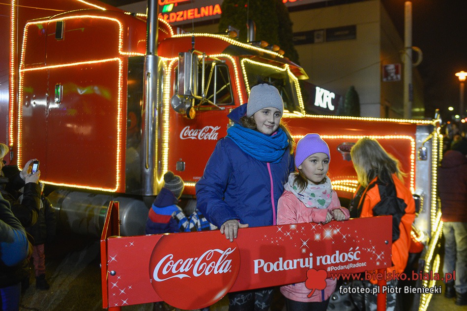 W długiej kolejce po Coca-Colę - galeria