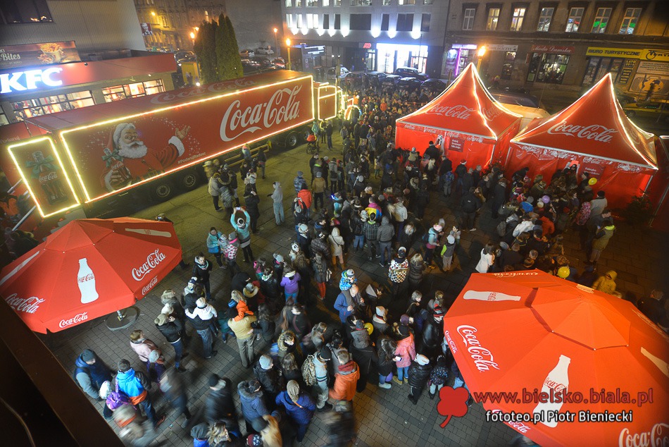 W długiej kolejce po Coca-Colę - galeria