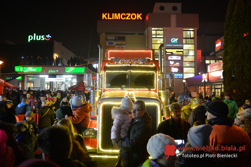 W długiej kolejce po Coca-Colę - galeria