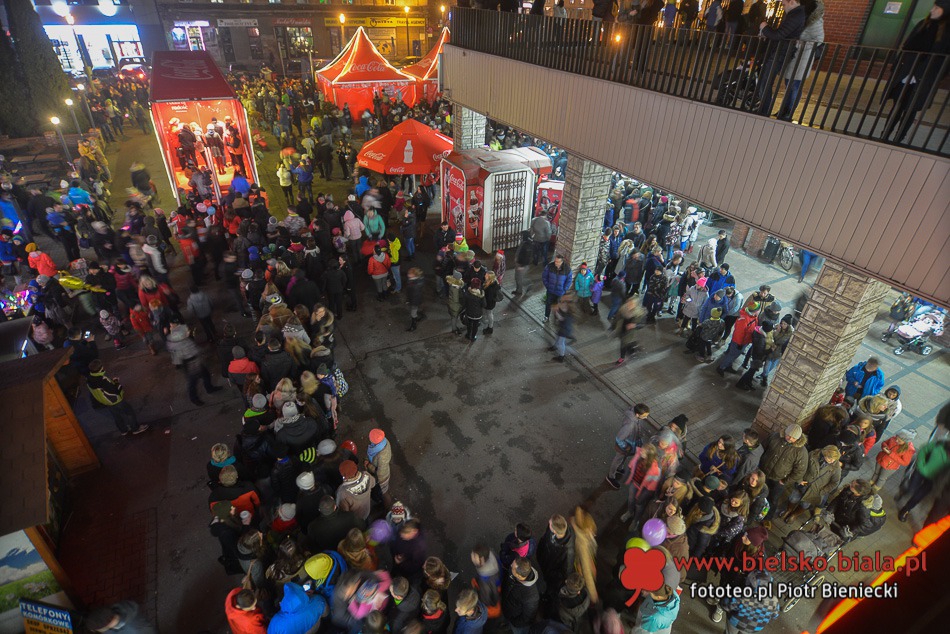W długiej kolejce po Coca-Colę - galeria