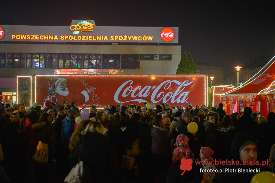 W długiej kolejce po Coca-Colę - galeria