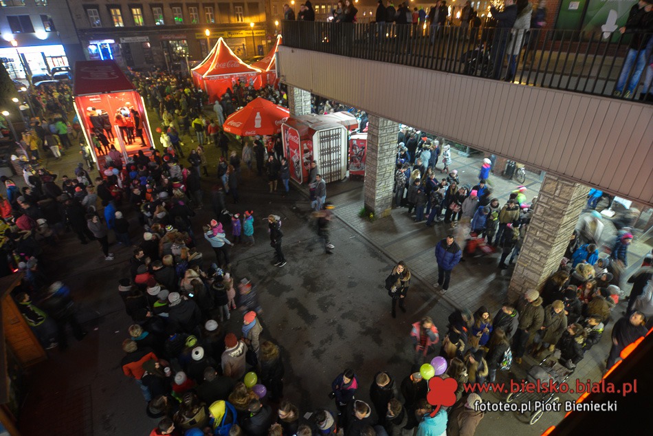 W długiej kolejce po Coca-Colę - galeria
